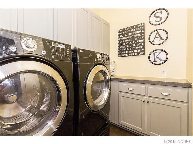 Building Photo - Amazing Home in Broken Arrow