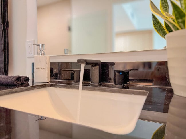 Building Photo - 225 N Miami Ave