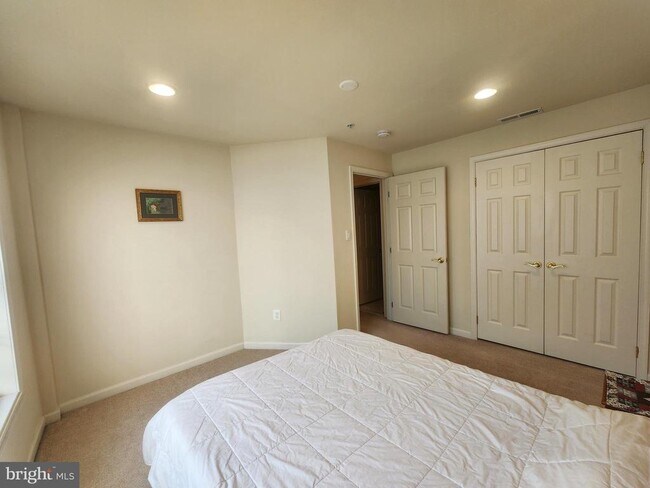 Building Photo - 917 Crestfield Dr