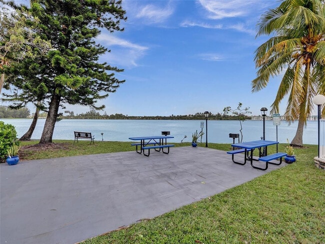 Building Photo - 1175 NE Miami Gardens Dr