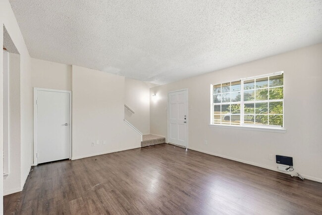 Building Photo - 314 Candlewood Ln