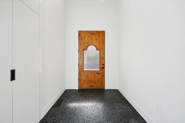 Building Photo - 8635 San Leandro Dr