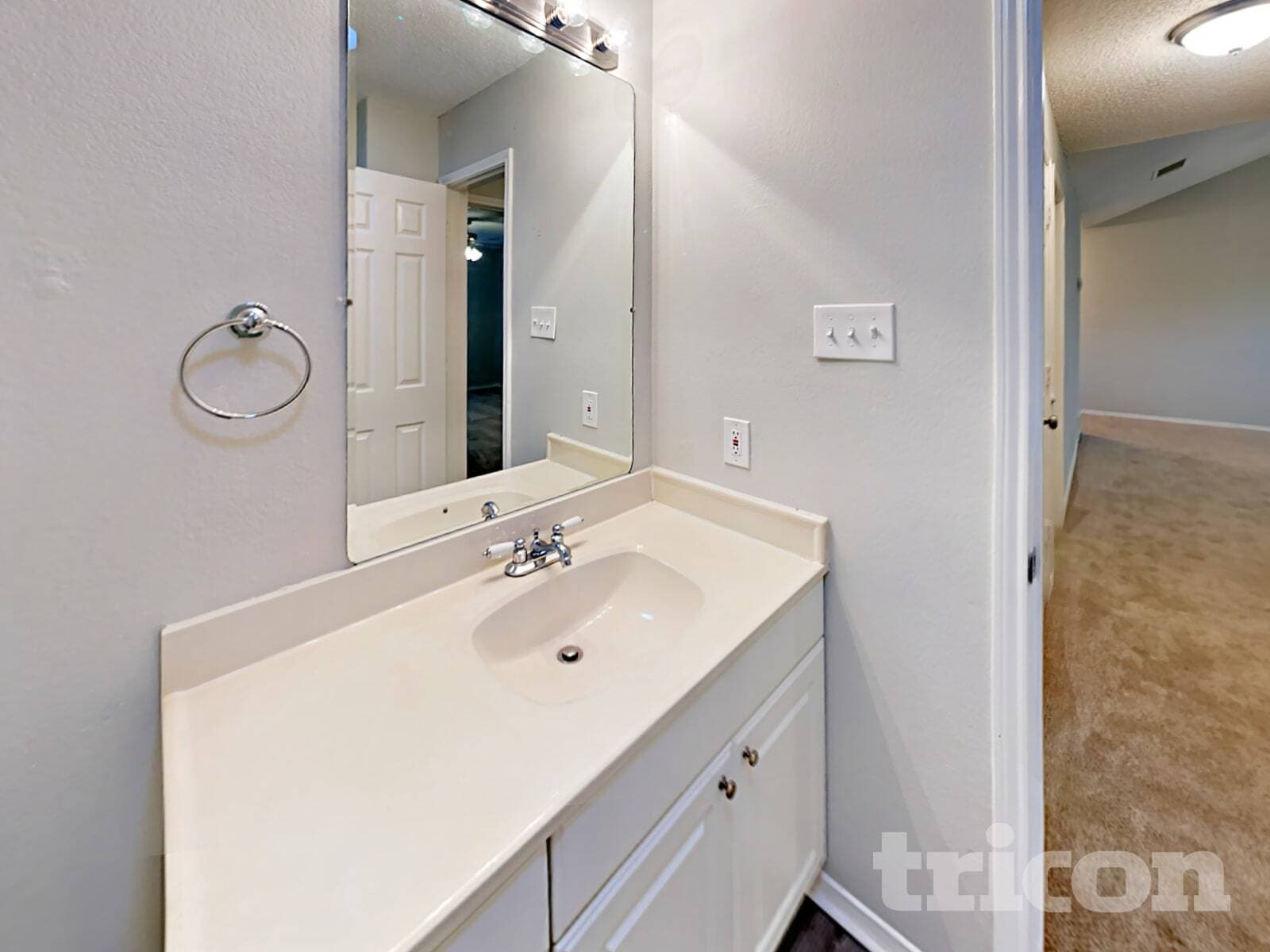 Building Photo - 521 Clover Dr