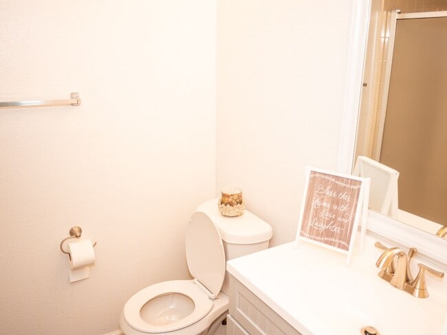 Building Photo - Three Bedroom Townhome with Pool