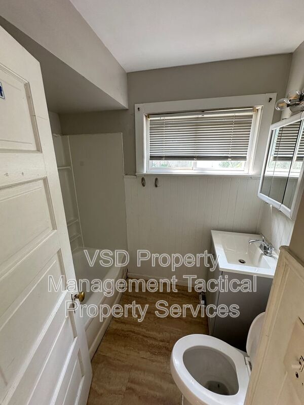Building Photo - 4413 Woburn Ave