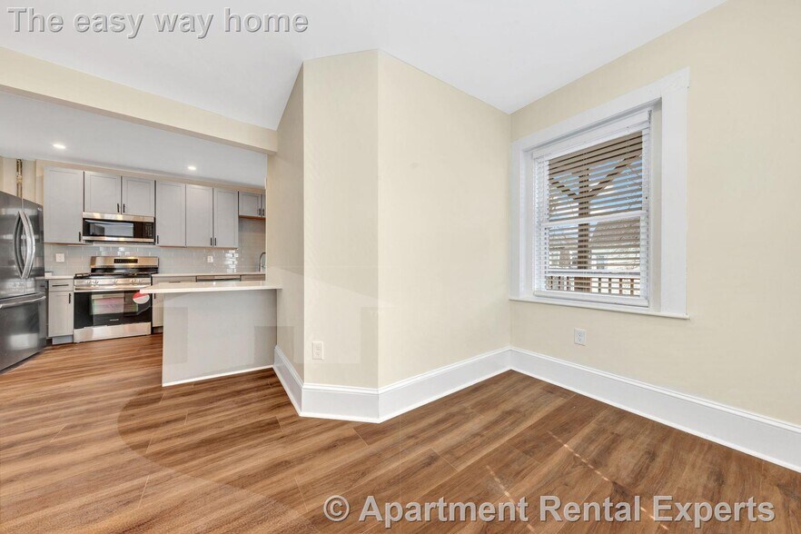 Building Photo - 105 School St