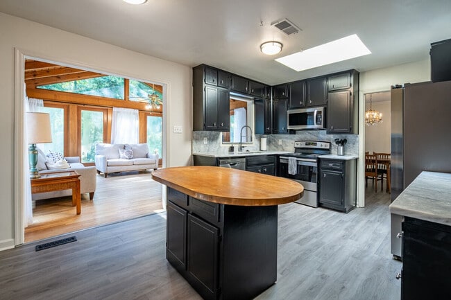 Building Photo - 2431 Weatherford Ct