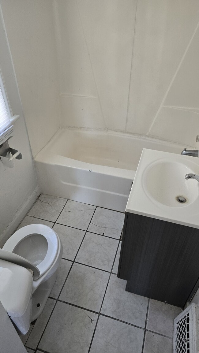 Building Photo - Charming 2-Bedroom Home in Rockford – Upda...