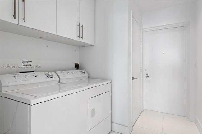 Building Photo - 2020 N Bayshore Dr
