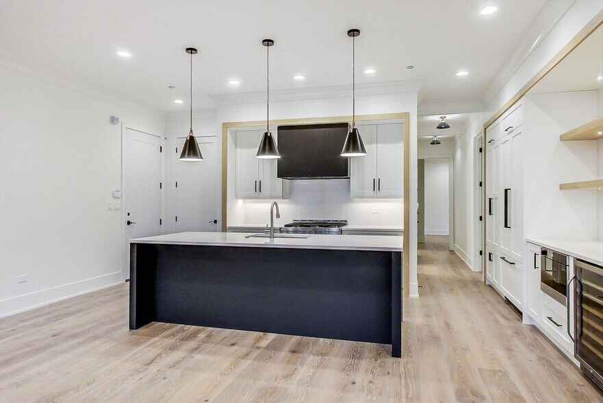 Building Photo - 4920 N Lincoln Ave