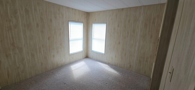 Building Photo - 2 bed 2 baths with carport