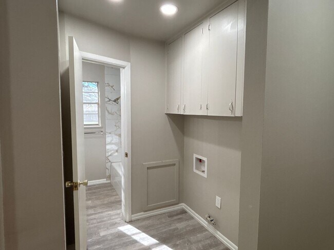 Building Photo - Freshly Updated & Ready For You!