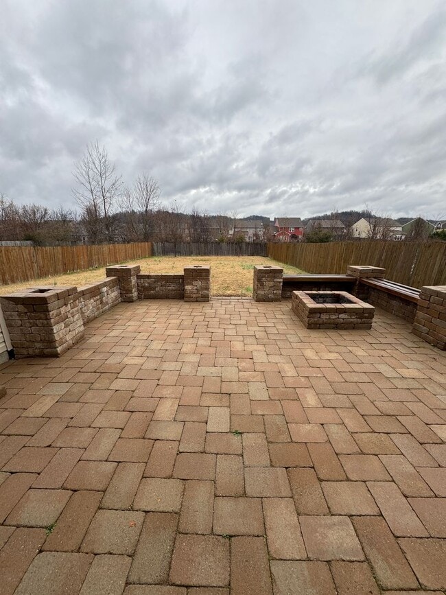 Building Photo - 4 bedroom 2.5 bathroom in Bellevue's Avondale Park neighborhood.  All bedrooms upstairs, open con...