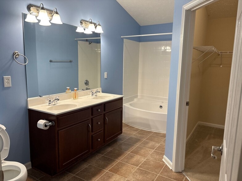 Building Photo - 9400 Clubview Dr