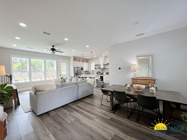 Building Photo - Stunning 5 bedroom home in Santa Rosa Beach!