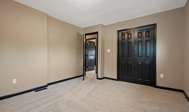 Building Photo - Spacious 3 bedroom home