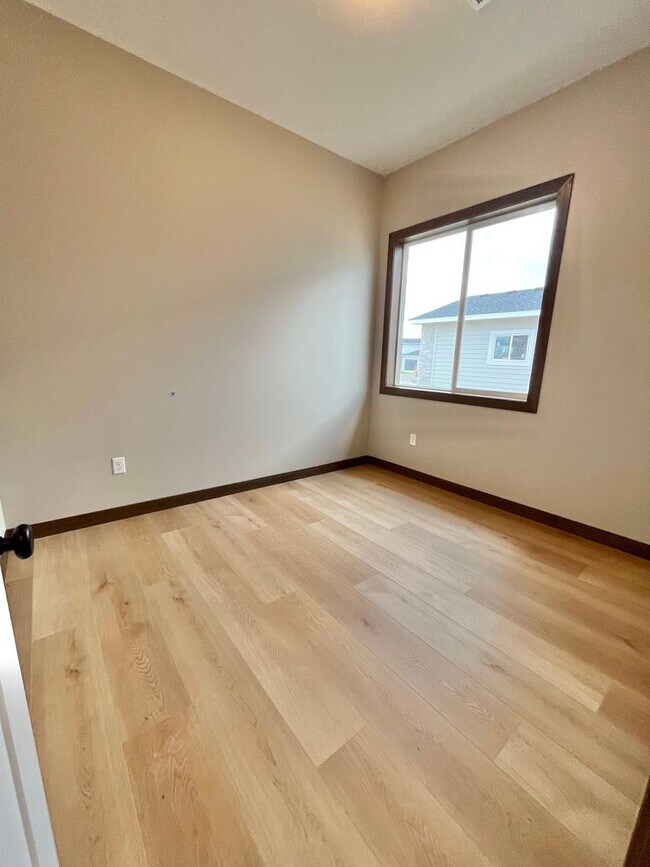 Building Photo - 5 Bed/2.5 Bath Twinhome For Rent!!