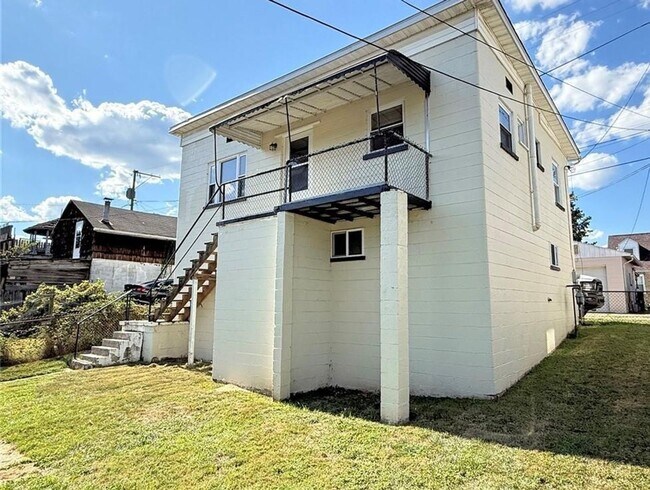 Primary Photo - Charming 2 Bedroom Home in South Charlesto...