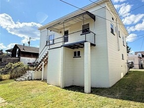 Building Photo - Charming 2 Bedroom Home in South Charleston with Beautiful Hardwood Flooring Throughout!