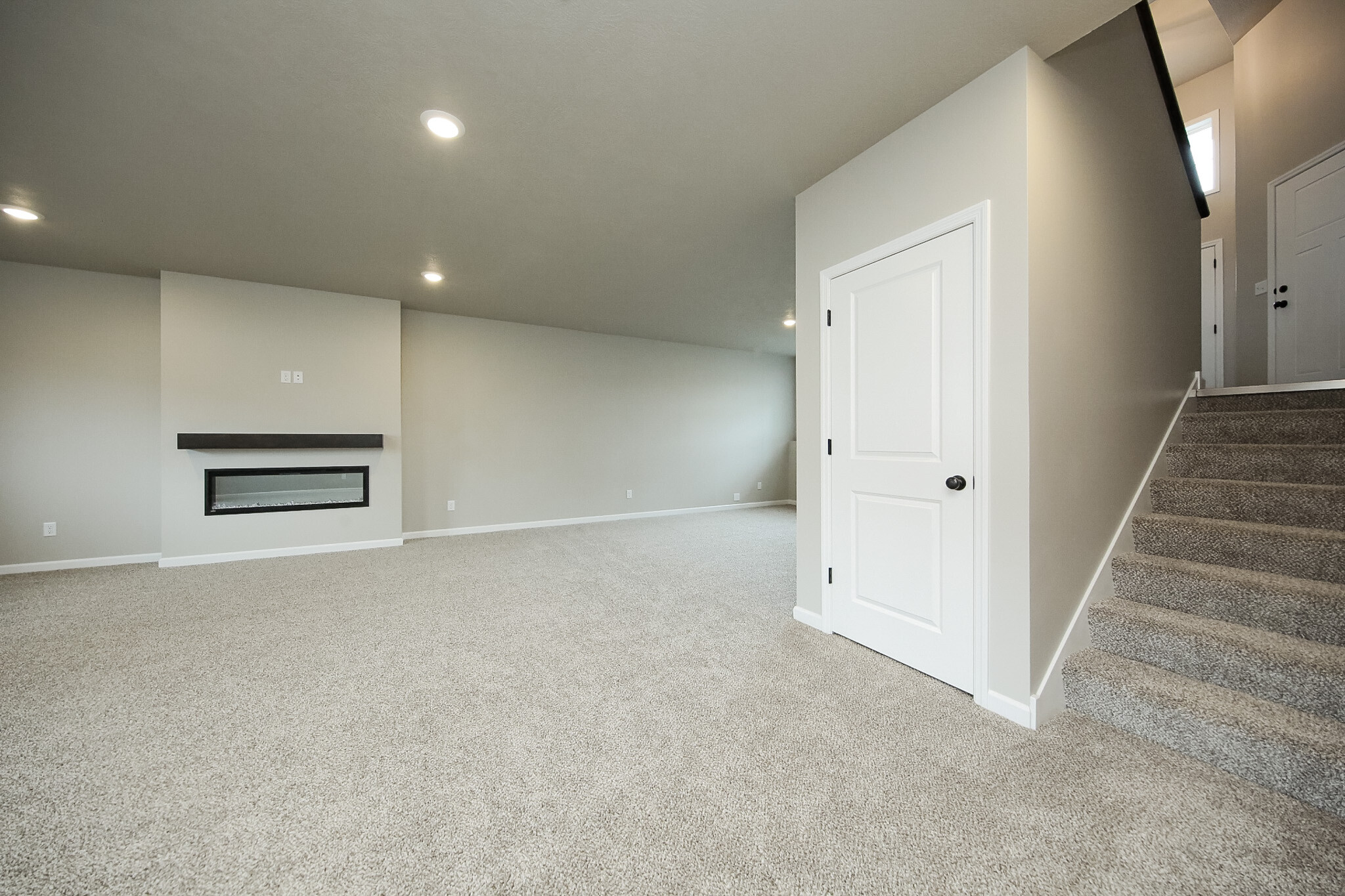 Large, bright family room - 5940 S Coneflower Ave