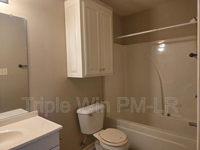 Building Photo - 12 Gold Meadow Loop