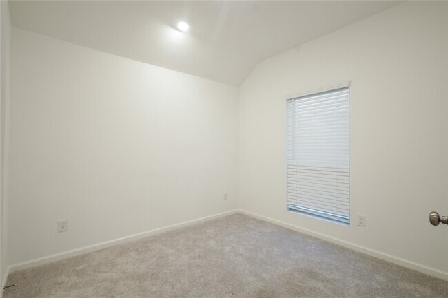 Building Photo - 27011 Aurora Gdn Ln