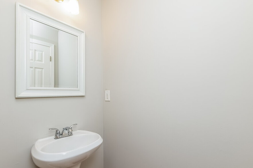 Building Photo - 154 Springbottom Dr SE