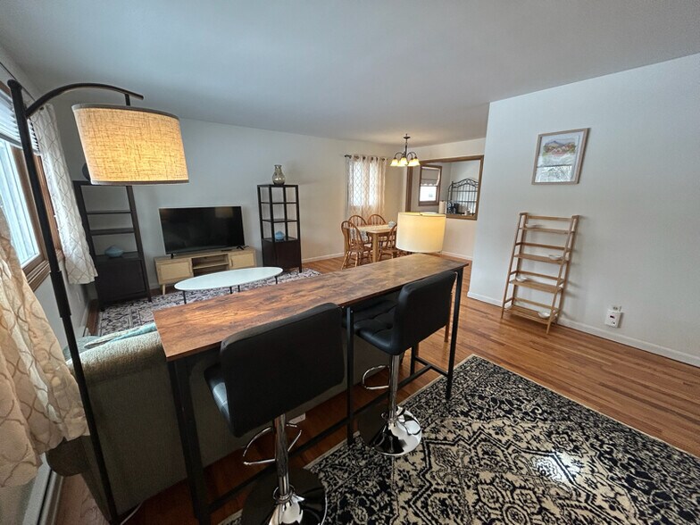 Building Photo - 4994 N Sedgewick Rd