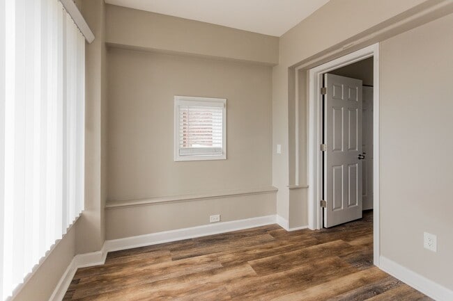 Building Photo - Historic Style, Modern Comforts, Prime Location