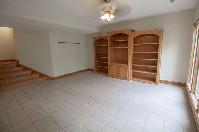 Building Photo - 1420 Bradford Dr