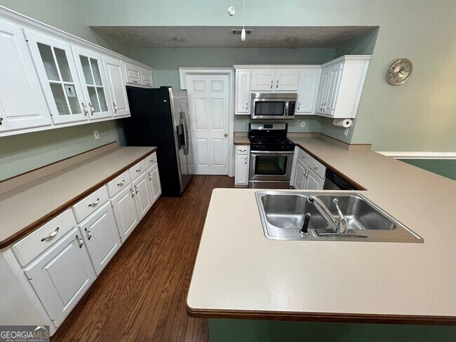 Building Photo - 300 Wisteria Way