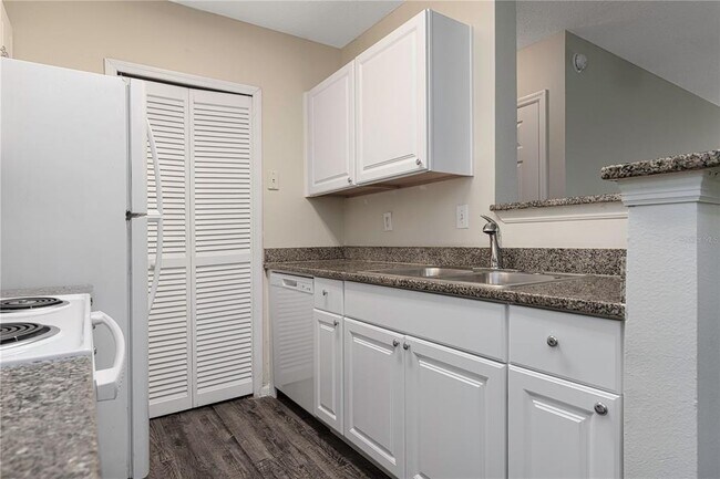 Building Photo - 4324 S Kirkman Rd