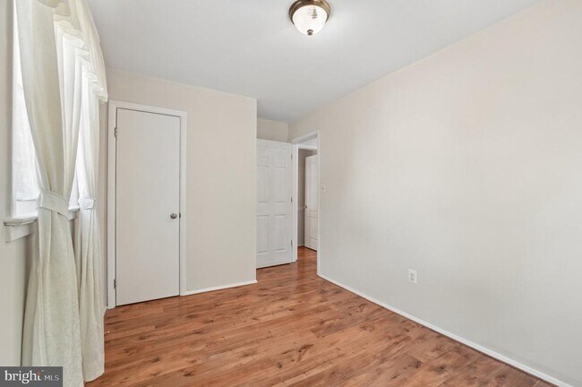 Building Photo - 229 Cabbel Dr