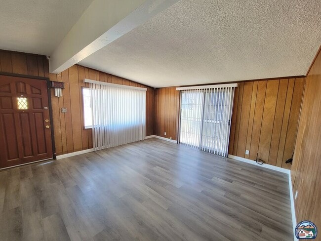 Building Photo - 987 J St