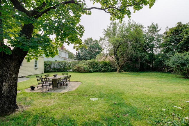 Building Photo - 10 Valley View Ave