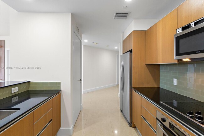 Building Photo - 1060 Brickell Ave