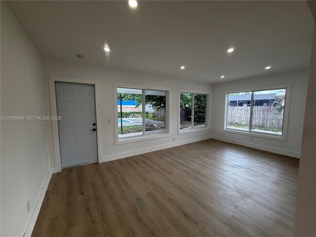 Building Photo - 838 Fairway Dr