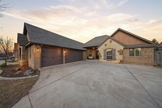 Building Photo - 2425 Glenmere Dr