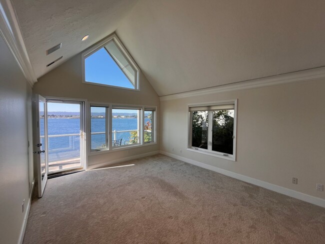 Building Photo - STUNNING 3 bed 2.5 bath Condo on the Colum...
