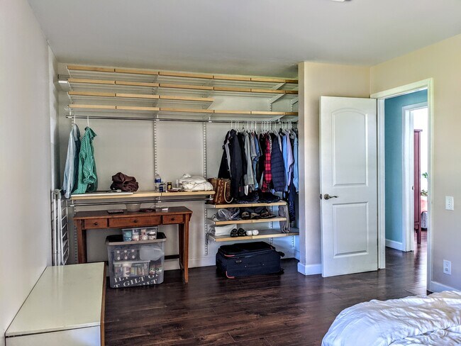 Building Photo - 6532 Gross Ave