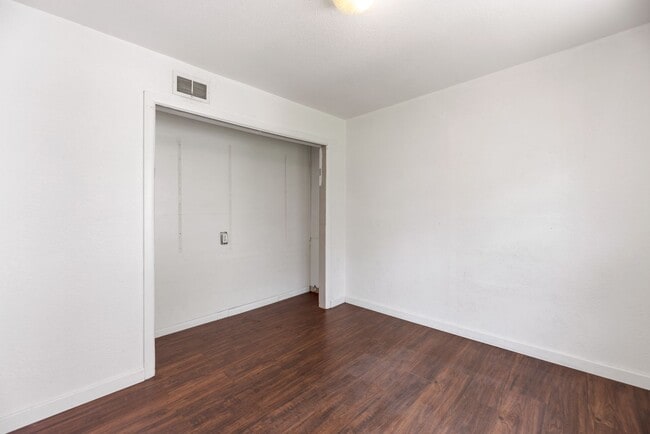 Building Photo - 1st MONTH FREE RENT! Charming 3 Bed 1 Bath In Quiet Neighborhood