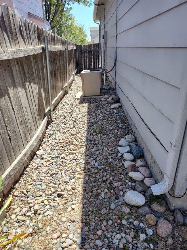 Building Photo - ALL PROSPECTIVE TENANTS MUST SUBMIT A $58 NON-REFUNDABLE APPLICATION FEE PER APPLICANT ONLINE AND...