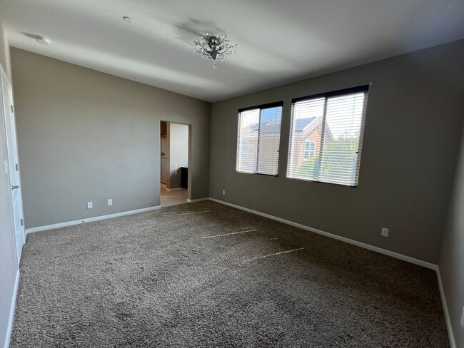 Building Photo - 3 bedroom, 2 1/2 bathroom home located in ...