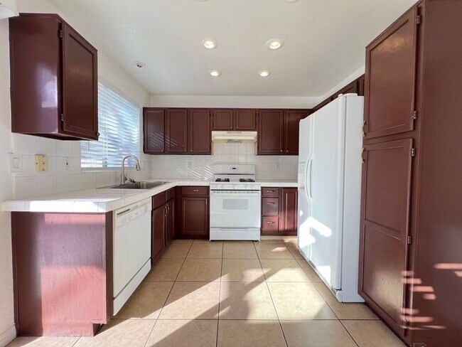 Building Photo - Stunning 5 bedroom, 2.5 bathroom home