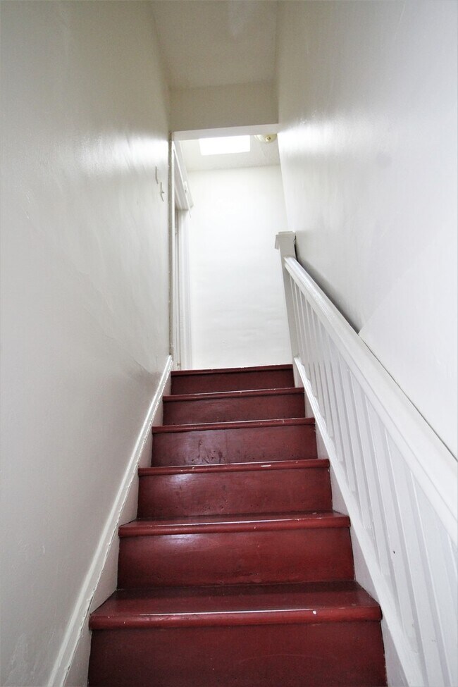 Building Photo - 2026/2027 JHU Off-Campus 3bd/1ba Rowhouse  w/ W/D & rear yard! -Available 6/9/26