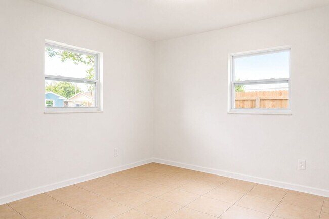 Building Photo - Coming Soon! 3 Bedroom, 1 Bathroom Home for Rent in Apollo Beach!
