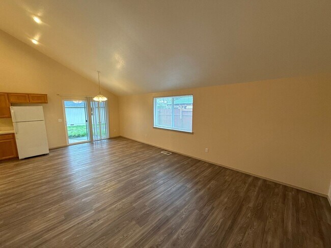 Building Photo - 1685 Lucinda Ave NE