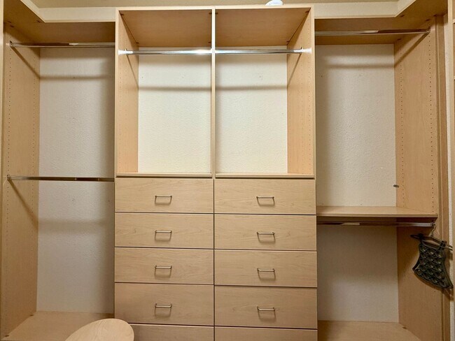 Building Photo - Modern living in the heart of Greenbrier - 4 BR home with open layout