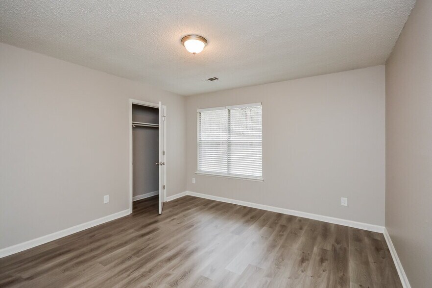 Building Photo - 1612 Picadilly Ct NE