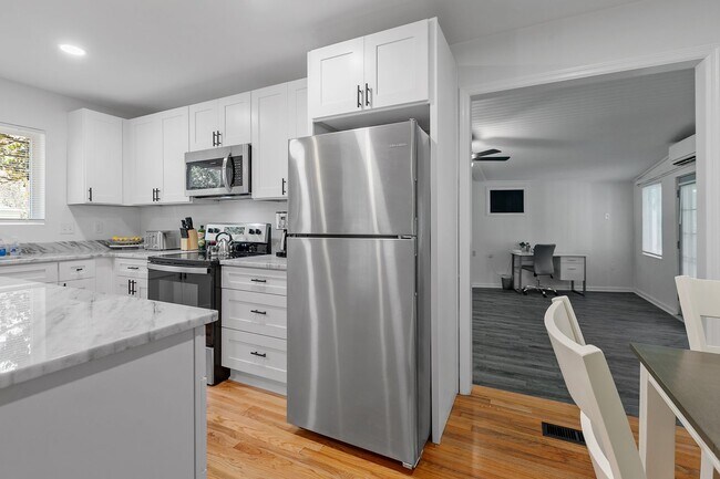 Building Photo - 3 bedroom 2 bath house 1-car garage walk to TMH!! Available in MAY!